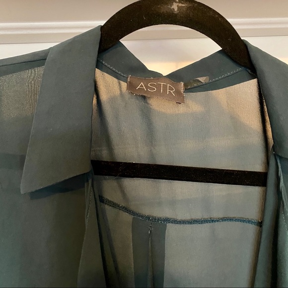 ASTR Blouse | Dark Green - Picture 2 of 3